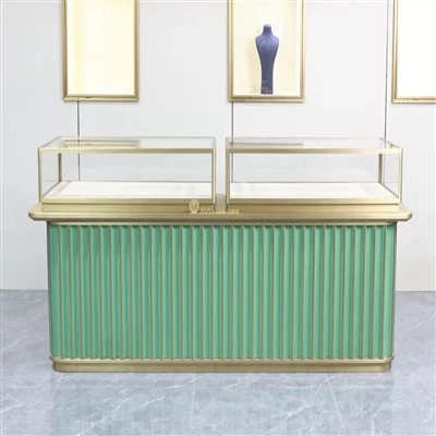 Art Deco-ihlette aranyozott-szegélyezett smaragdzöld függőleges-bordás munkalap átlátszó üveg-zárt, válogatott luxus ékszer-kirakatkonzol