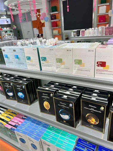 Luxus parfüm kioszk a Salefor Duty Ingyenes üzlethez