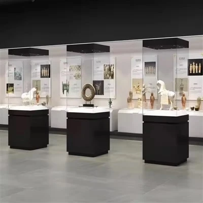 Múzeum szabadon álló vitrin