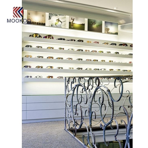 Világos és tömör dekoráció szemüveg fehér fali szekrények