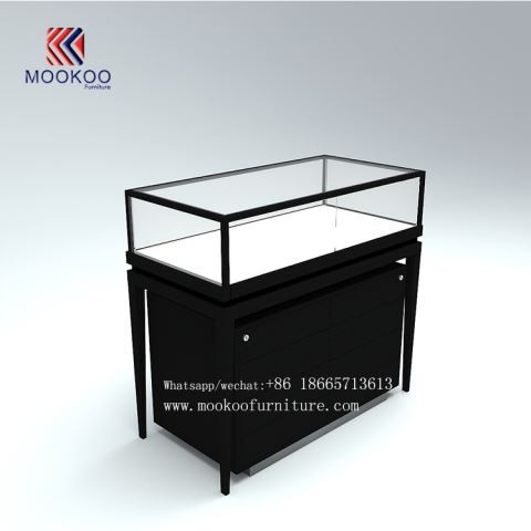 Üvegékszerek bemutató torony kirakat ékszerbútor tárolással